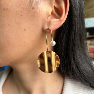 Pendientes de tuerca de oro de acero inoxidable para mujer de último diseño, perlas simples con temperamento, joyería de gota de moda - Product Image 3
