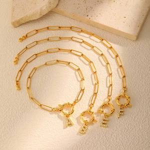 Hualanxin BR-2167 Pulsera de Acero Inoxidable Chapada en Oro de 18K con Dije de Letra - Product Image 2