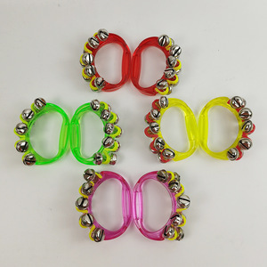 Sonajero de plástico con campanas de color rojo para niños, juguete musical, rango de edad de 0 a 24 meses - Product Image 2