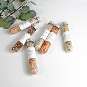 Sal <span class=keywords><strong>de</strong></span> <span class=keywords><strong>Baño</strong></span> Rosa del Himalaya con Flores Secas en Forma <span class=keywords><strong>de</strong></span> Cristal en Envase <span class=keywords><strong>de</strong></span> Tubo para Venta Transfronteriza - Product Image 3