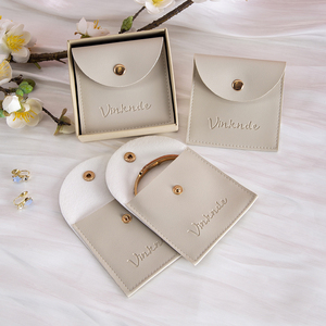 Pochette élégante en cuir PU beige de qualité supérieure 7x7cm avec bouton pression, emballage cadeau recyclable pour pendentifs, bagues, bracelets - Product Image 4