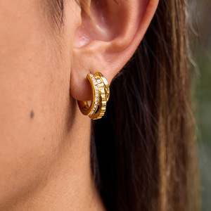 Boucles d'oreilles créoles en acier inoxydable plaqué or 18 carats, forme C creuse à trois couches avec diamants, design géométrique - Product Image 3