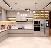 Meuble de cuisine sur mesure de style moderne en bois coloré avec îlot pour toute la maison