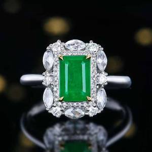 แหวนรัศมีสีมรกตธรรมชาติตัดเป็นรูปสี่เหลี่ยมผืนผ้าทองคำขาว18K ประดับเพชรรูปวงรีและทรงกลม - Product Image 1