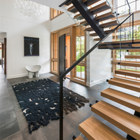 Escalier flottant moderne à monopoutre avec marches en chêne et balustrade en verre pour duplex intérieur