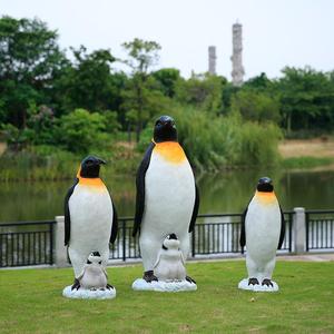 Sculpture personnalisée de famille de pingouins antarctiques en résine et fibre de verre, <span class=keywords><strong>statue</strong></span> artisanale pour la décoration des fêtes, exposition de parcs à thème et événements - Product Image 1