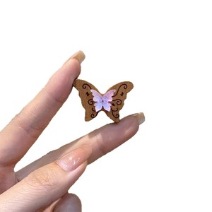 Perles papillon en bois incrustées de résine, ailes colorées pour la fabrication de bijoux et la décoration de la maison, forme 3D rose, violet, jaune, ébène - Product Image 5