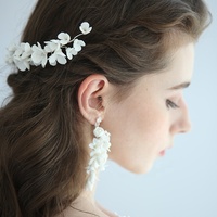 Handgefertigtes Vintage-Set aus weißem Keramik- und Perlenblumen-Haarkamm und Ohrringen für Frauen.