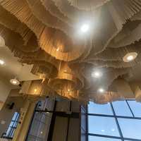 Sculpture de plafond en macramé moderne sur mesure, tissée à la main, à franges ondulées, pour un design contemporain commercial et hôtelier