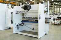 Promoción: Prensa Plegadora de Chapa CNC E21 de 130T y 3200mm, Totalmente Automática, con Eje de Torsión de Acero Inoxidable y Sistema CNC, Certificación CE