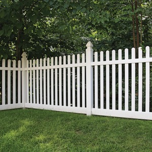 Notre <span class=keywords><strong>clôture</strong></span> en <span class=keywords><strong>PVC</strong></span> est fabriquée à partir <span class=keywords><strong>de</strong></span> <span class=keywords><strong>PVC</strong></span> vierge à 100 % avec des propriétés anti-UV pour une utilisation extérieure durable. - Product Image 1