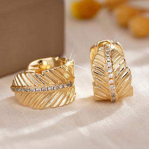 Boucles d'oreilles en forme de cœur floral ajouré pour femmes, design délicat, à porter au quotidien - Product Image 6