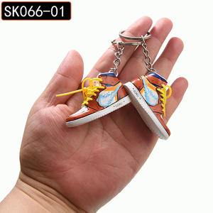 Llavero de PVC 3D Personalizado con Diseño de Zapatillas de Baloncesto Anime, Llavero de Plástico Suave para Venta al Por Mayor - Product Image 5