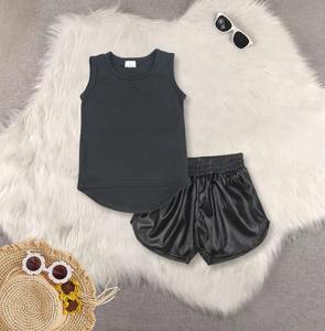 Completo Estivo alla Moda per Bambine: Top da Yoga Rosa Brillante e Pantaloncini in Pelle - Product Image 2