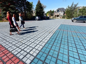 แผ่นตาข่ายปูพื้นแบบซึมผ่านได้ ผลิตจากพลาสติก PE ทนทานต่อรังสียูวี เป็นมิตรกับสิ่งแวดล้อม สำหรับป้องกันการลาดตัวของพื้นดินและจัดสวน - Product Image 5