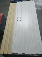 Cadres et moulures de porte en PVC enveloppés ou peints, structure solide avec finition lisse, durables et élégants pour la décoration intérieure
