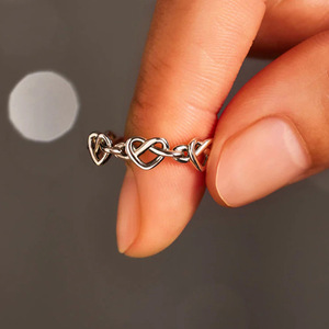 Anello a Forma di Cuore con Linee Incrociate, Design Minimalista ed Elegante, Gioiello da Donna per Uso Quotidiano - Product Image 2