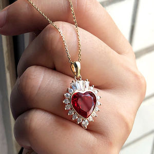 <span class=keywords><strong>Collana</strong></span> <span class=keywords><strong>con</strong></span> <span class=keywords><strong>Rubino</strong></span> Sintetico da 5 Carati e Catena da 18 Pollici, Taglio a Cuore, Diamante in Oro Giallo 14k per Matrimonio - Product Image 2