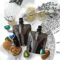 Pochette de bec de support de boisson en plastique noir réutilisable de vente chaude pour le jus de whisky de vodka
