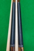 Queue de billard incrustée, taille de la pointe 12.5, virole XTC, avant-bras en JMC de qualité A, poignée arrière en palissandre doré, anneaux incrustés sculptés, joint en métal
