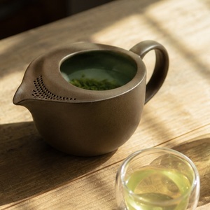 Tetera Japonesa Shizuku Pot Brown Banko Ware con Filtro de Té Integrado y Asa – Hecha en Japón - Product Image 1