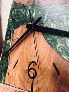 Horloge murale moderne en résine et en bois, faite à la main, durable, élégante, élégante et fonctionnelle, idéale pour le salon, la chambre à coucher - Product Image 2