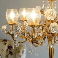 Lampe sur pied en laiton antique rétro glamour, lumière dorée ornée de luxe pour maison moderne du milieu du siècle
