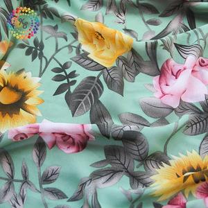 Tela de gasa con estampado de girasol y flores grandes, estilo realista - Product Image 3