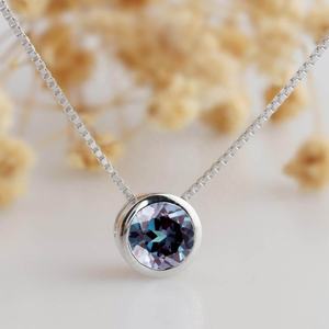 Collar con Colgante Solitario de Alejandrita Sintética de 1 Quilate con Corte Infantil y Baño de Rodio - Product Image 2