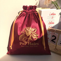 Pochette à cordon en satin avec impression de logo personnalisé rouge en gros emballage de perruque de paquet de cheveux sac à poussière en soie avec haut à volants
