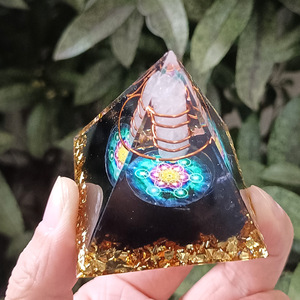 Pyramide en résine époxy avec pierres de cristal, ornement de bureau avec fonction lumineuse pour la décoration d'aquarium et la décoration de la maison, cadeau - Product Image 2