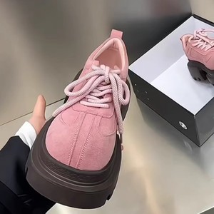 รองเท้าส้นตึกสีชมพูสไตล์สาวหวานสุดฮิตปี 2026 รองเท้าหนังเพิ่มความสูงอเนกประสงค์สำหรับสาวตัวเล็ก - Product Image 3