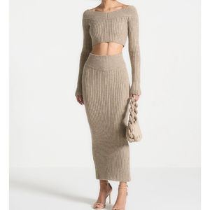 Die 2-teilige Strick-Lounge für Damen setzt einen schulter gestrickten Crop-Top-Maxirock mit abgewinkelter Taille ab - Product Image 1