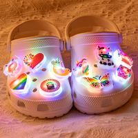 Desainer cahaya malam bersinar dalam gelap desainer Anime lembut merah muda 3D Kawaii PVC sepatu LED khusus jimat jumlah besar