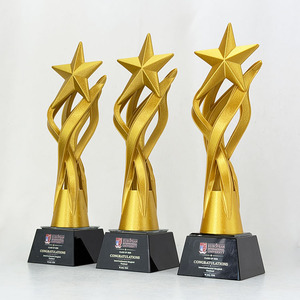 Trofeo Personalizzato con Stelle <span class=keywords><strong>Intrecciate</strong></span> in Oro e Base Nera - Premio per Risultati Professionali per Riconoscimenti Aziendali e Scolastici MH-J0103 - Product Image 5