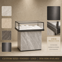 Design d'intérieur de bijouterie au motif marbré minimaliste, package complet de mobilier clé en main avec vitrine linéaire élégante