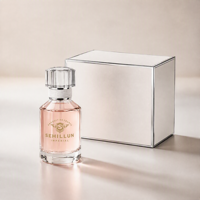 Flacon de parfum de luxe avec pompe pulvérisatrice chromée, collier cordonné et base en verre massif lourd