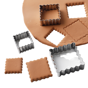 <span class=keywords><strong>Emporte</strong></span>-pièces en acier inoxydable en forme de voiture de police, de camion de pompiers, de <span class=keywords><strong>tracteur</strong></span>, de locomotive, de train, de moteur ; forme carrée pour la pâtisserie créative - Product Image 4