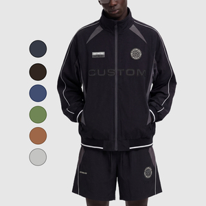 Tuta Sportiva da Uomo con Strisce Riflettenti Stile Designer, Zip, Vestibilità Ampia e Oversize, Giacca con Collo Alto e Pantaloncini Coordinati - Product Image 1