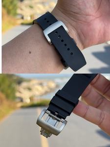 Reloj mecánico de moda para hombre con correa de silicona brillante de estilo empresarial, resistente al agua, con esfera digital y cierre oculto. - Product Image 2