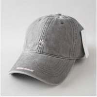 Casquette de baseball décontractée élégante en PVC à 6 panneaux, brodée à la machine avec lettres, à calotte souple, style unisexe pour couples, style personnalisé