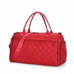 Muestra gratuita de bolsa deportiva de fútbol de poliéster rojo 320d de lujo hecha a mano para impresión por sublimación - Product Image 1