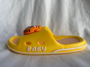 Ciabatte Gialle per Neonati con Decorazione Tigre, Antiscivolo, per Uso Domestico Estivo, Suola in EVA Spessore 20mm, Design a Punta Aperta - Product Image 1