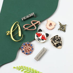 Logotipo personalizado Metal Nome Marca Segurança Pin Escavar Gold Letter Moda High-end Broche - Product Image 5