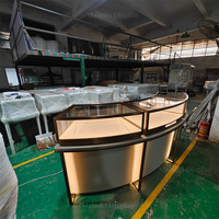 Comptoir de présentation de bijoux de luxe incurvé sur mesure, design haut de gamme, vitrine de boutique de détail en verre pour centre commercial avec armoire de rangement