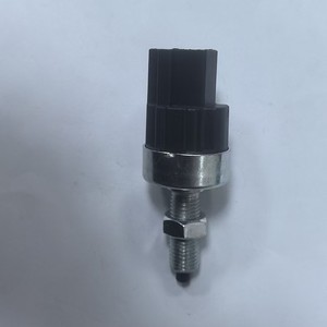 Interruptor de luz de marcha atrás Hyundai 35350SE0000 12V de hierro cincado para camiones de servicio medio y pesado, pieza de repuesto - Product Image 3