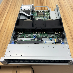 Servidor en Rack PowerEdge R750xa 2U con Procesador Xeon 8380 de 2.3GHz Usado y Componentes Internos Visibles - Product Image 1