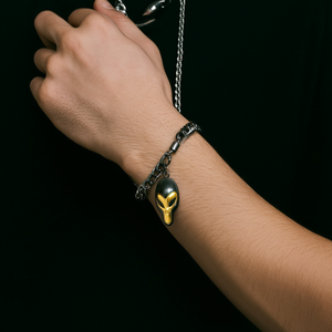 Bracelet à breloques tendance en acier inoxydable 316L plaqué or PVD, design pendentif Alien pour hommes et femmes - Product Image 3