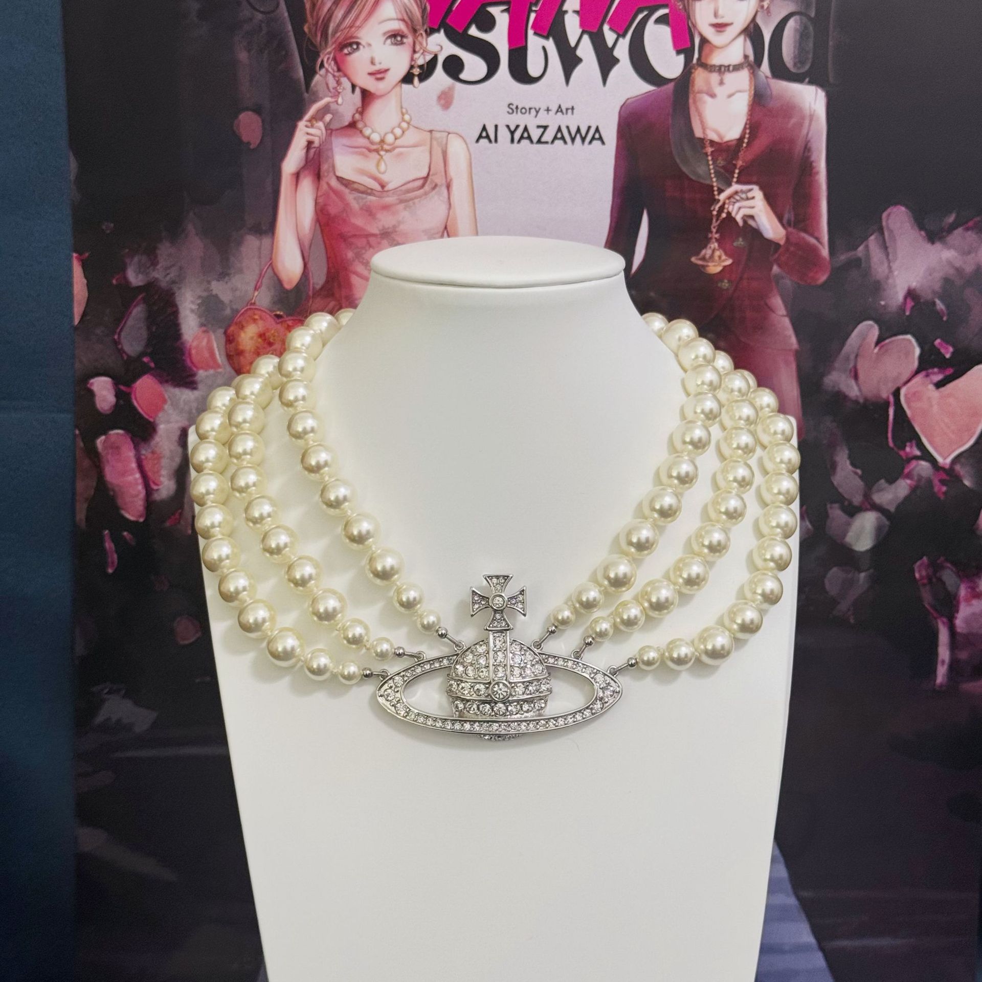 Collana Saturno in argento con perle a tre strati, modello grande.