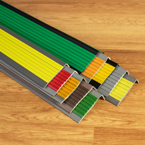 Profilé d'<span class=keywords><strong>escalier</strong></span> en aluminium à haute friction, à arc plat, pour une performance de sécurité standard, idéal pour les escaliers publics et la <span class=keywords><strong>protection</strong></span> antidérapante. - Product Image 1